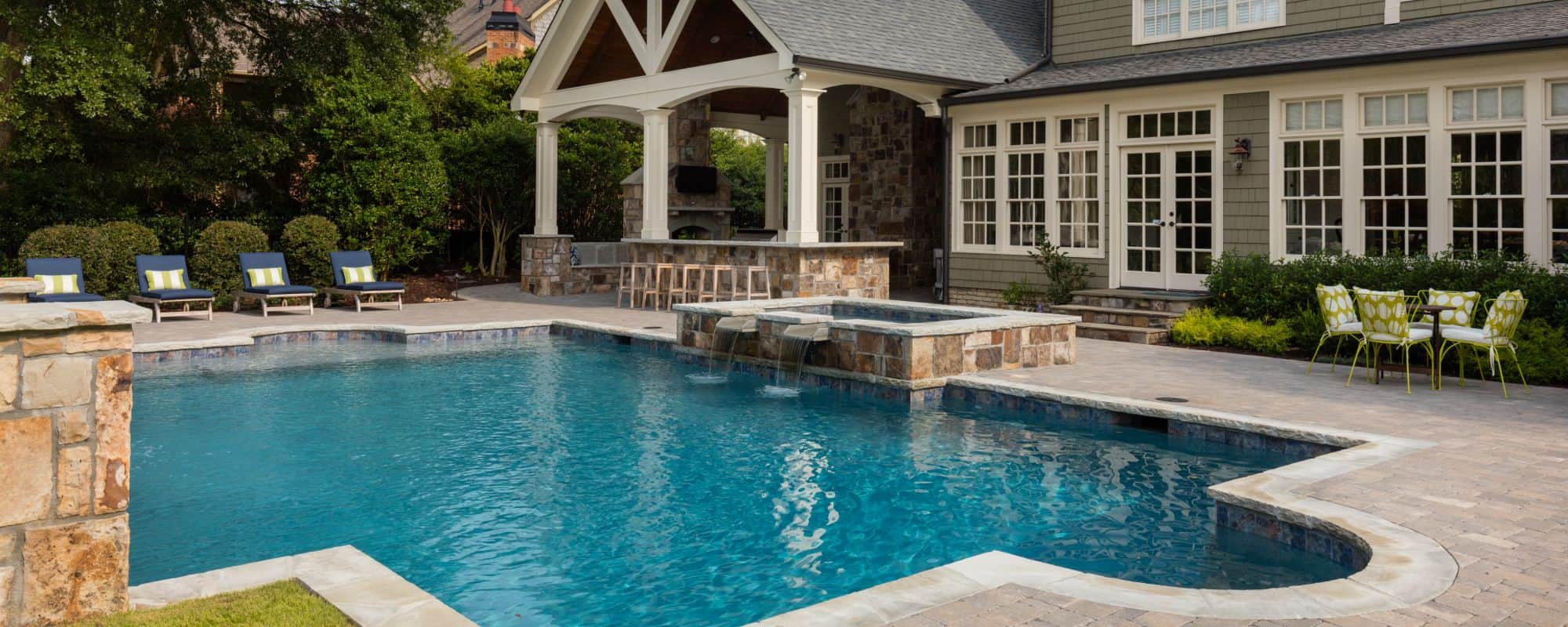 Classic Style Pool & Spa, Covered Porch, Outdoor Kitchen & Bar In Atlanta